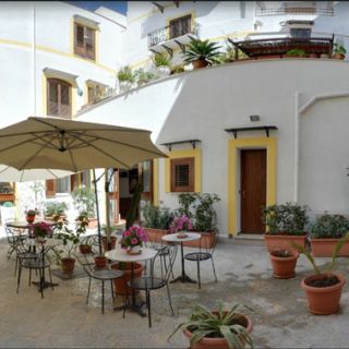 AL GIARDINO DELL'ALLORO